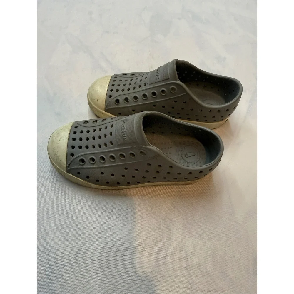 NATIVE $35 Jefferson Unisex Kids Size 10 Gray White Waterproof Slip On Shoes